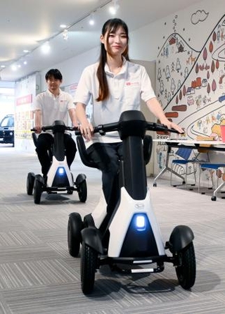 　ダイハツ工業が発売した電動の１人用乗り物「ｅ-ＳＮＥＡＫＥＲ」＝２５日午前、大阪府池田市