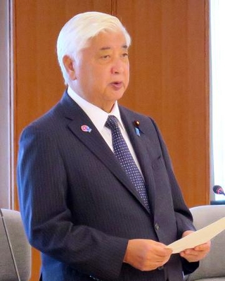 　官民合同推進委員会の会合であいさつする中谷防衛相＝２５日午後、防衛省