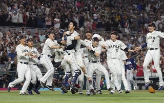 　第５回ＷＢＣで優勝し喜ぶ日本ナイン。中央は大谷＝２０２３年３月、マイアミ（共同）