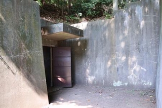 　神奈川県の米陸軍キャンプ座間に現存している防空壕の出入り口（左奥）＝７月