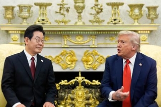 　ホワイトハウスで会談するトランプ米大統領と韓国の李在明大統領＝２５日、ワシントン（ＡＰ＝共同）