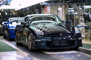 　日産自動車の栃木工場で生産されたスポーツカー「ＧＴ-Ｒ」の最後の１台＝２６日