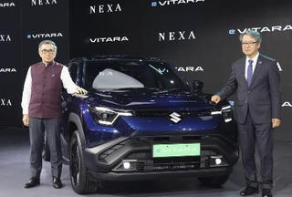 　ＥＶ「ｅビターラ」を発表するスズキの鈴木俊宏社長（左）＝１月、ニューデリー