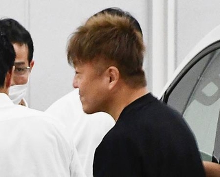 　公選法違反の疑いで逮捕され警視庁赤坂署に入る李昌範容疑者＝２６日午後８時２０分