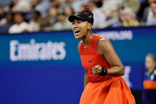 　女子シングルス１回戦でマッチポイントを迎え、ガッツポーズする大坂なおみ＝ニューヨーク（共同）