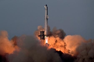 　打ち上げられた米スペースＸの大型宇宙船「スターシップ」＝２６日、テキサス州スターベース市（ロイター＝共同）