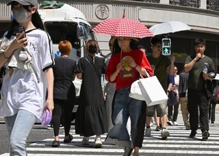 　猛暑の中、東京・銀座を歩く人たち＝２７日午前１１時半ごろ