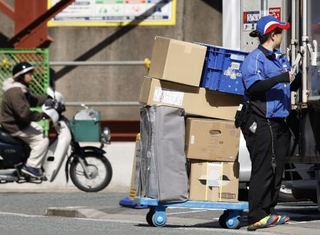 　トラックから降ろされた荷物＝２０２４年４月、福岡市