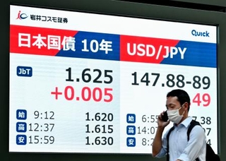 　日本国債の利回りを示すモニター。一時１・６３０％を付けた＝２７日午後、東京都中央区