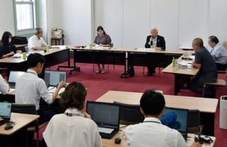 　訪日客対象の徴収金について、現時点での創設見送りを盛り込んだ提言をまとめた大阪府の有識者会議＝２７日午後、大阪府庁