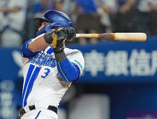 　４回ＤｅＮＡ無死、オースティンが右中間に本塁打を放つ＝横浜