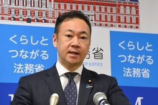 　閣議後に記者会見する鈴木法相＝２９日午前、法務省