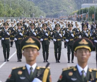 　抗日戦争勝利８０周年を記念する軍事パレードに向け訓練する中国軍兵士ら＝２０日、北京