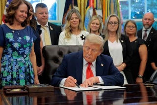 　アフガニスタン・カブールの自爆テロで死亡した米兵を追悼する布告に署名するトランプ大統領＝２５日、ワシントン（ゲッティ＝共同）