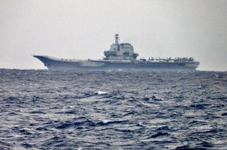 　台湾周辺を航行する中国軍の空母「山東」＝３月３１日（台湾国防部提供・共同）