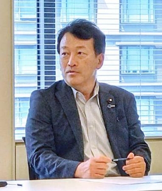 　記者団の取材に応じる笹川博義農水副大臣＝２９日、国会