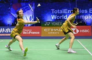 　女子ダブルス準々決勝　インドネシアペアと対戦する岩永鈴（左）、中西貴映組＝パリ（共同）