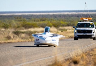 　オーストラリア縦断レースで走行する東海大のソーラーカー＝２５日、北部準州（東海大提供・共同）
