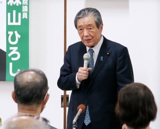 　鹿児島県鹿屋市で講演する自民党の森山幹事長＝３０日午後