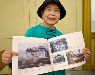 　写真集「愛しの門司港」を自費出版した内山昌子さん
