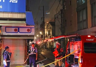　火災があった現場付近＝３０日夜、横浜市中区