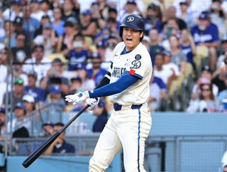 　ダイヤモンドバックス戦の３回、ファウルを打ち声を上げるドジャース・大谷＝ロサンゼルス（共同）