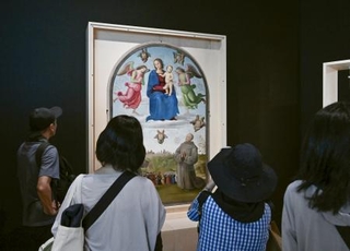 　イタリア館で展示が始まったペルジーノの「正義の旗」＝３１日午前、大阪市此花区の夢洲