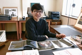 　絵本「赤い日　じいちゃんの見た戦争」の作者、長田真作さん＝７月、東京都世田谷区
