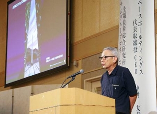 　シンポジウムで小型ロケット「カイロス」３号機について説明するスペースワンの幹部＝３１日午後、和歌山県串本町