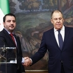 　共同記者会見で握手するシリア暫定政府のシェイバニ外相（左）とロシアのラブロフ外相＝７月３１日、モスクワ（タス＝共同）