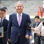 　７月３１日、逮捕状発付の是非に関する審査のため、ソウル中央地裁に向かう李祥敏前行政安全相（中央）（聯合＝共同）