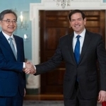 　ワシントンで握手を交わすルビオ米国務長官（右）と韓国の趙顕外相＝７月３１日（ＡＰ＝共同）