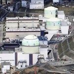 　北海道電力泊原発３号機。右上は１号機（奥）と２号機＝北海道泊村