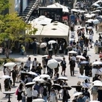 　大勢の来場者でにぎわう大阪・関西万博の会場＝１日午後、大阪市此花区の夢洲
