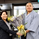 　大相撲名古屋場所で初優勝し、出身地の千葉県柏市で太田和美市長（左）に優勝報告した琴勝峰＝１日、柏市役所