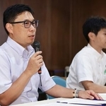 　理事会でＤＨ制を導入することを決め、記者会見で説明する日本高野連の井本亘事務局長（左）＝１日午後、大阪市西区