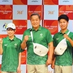 　愛知・名古屋アジア大会でスタッフが着用するユニホーム姿でポーズをとるアンバサダーの松平健さん（中央）ら＝１日、名古屋市