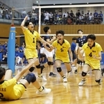 　市尼崎を破って優勝を決め、喜ぶ鎮西の選手たち＝松江市総合体育館