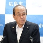　記者会見で平和宣言の骨子を発表する広島市の松井一実市長＝１日午後、市役所