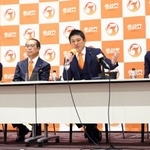 　記者会見する参政党の（左から）松田学参院議員、安藤裕参院議員、神谷代表、梅村みずほ参院議員＝１日午後、国会