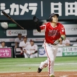 　１回ソフトバンク１死一塁、近藤が右越えに先制２ランを放つ＝みずほペイペイドーム