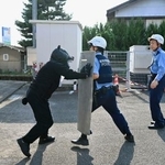　岐阜県警関署で行われたツキノワグマの出没を想定した対応訓練＝１日午後