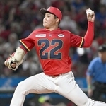 　プロ初先発で初勝利を挙げた広島・高＝マツダ