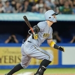 　１０回阪神２死二塁、佐藤輝が右越えに決勝打となる適時二塁打を放つ＝神宮