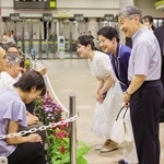 　須崎御用邸で静養するため伊豆急下田駅に到着し、集まった人たちに声をかけられる天皇、皇后両陛下と長女愛子さま＝１日夜、静岡県下田市（代表撮影）