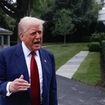 　ホワイトハウスで記者団に話すトランプ米大統領＝１日、ワシントン（ゲッティ＝共同）