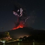 　噴煙を上げるインドネシアのレウォトビ火山＝１日、東ヌサトゥンガラ州（インドネシア災害対策当局提供、ロイター＝共同）