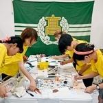 　まんが甲子園が開幕し、作品制作に取り組む兵庫県立長田高の生徒たち＝２日午前、高知市