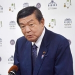 　記者会見する伊東良孝アイヌ施策担当相＝２日、北海道白老町
