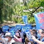 　米軍キャンプ・シュワブのゲート前で抗議する人たち＝２日午後、沖縄県名護市